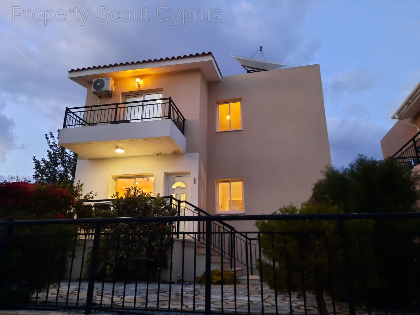 Luxury 4-Bedroom Villa in Peyia